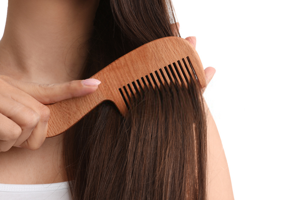 Benefits of a wooden comb over plastic!